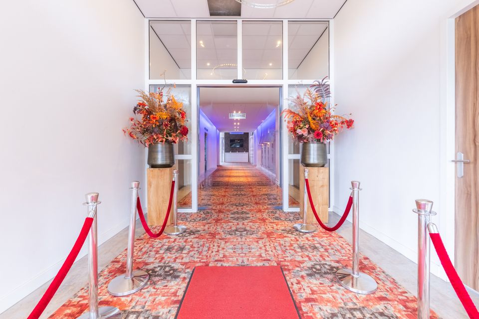 Een rode loper entree bij Zaal Zeven
