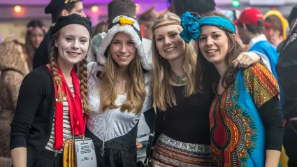 verklede vrouwen vieren carnaval