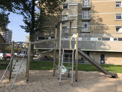 Foto van het klimtoestel in de speeltuin aan de Willemstraat in Zoetermeer.