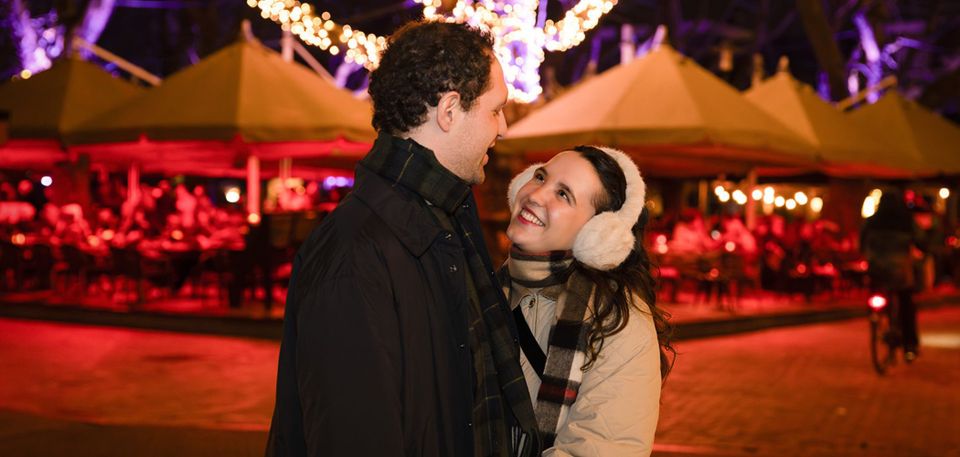 Een stelletje gezellig op de beestenmarkt in Delft in de winter