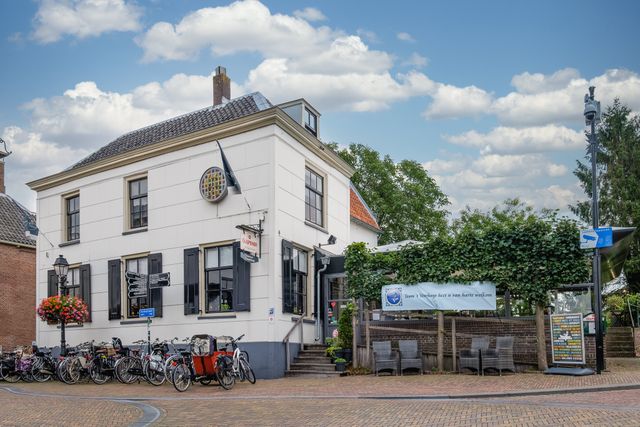 Restaurant 't Veerhuys, een wit gebouw.