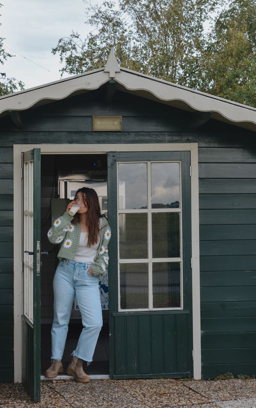 Een vrouw die melk drinkt bij een melktap staltje