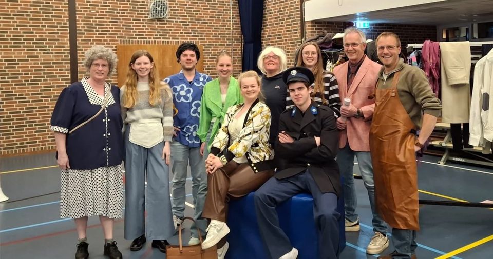 Toneel | COV Henxel speelt ‘Achter de schermen’