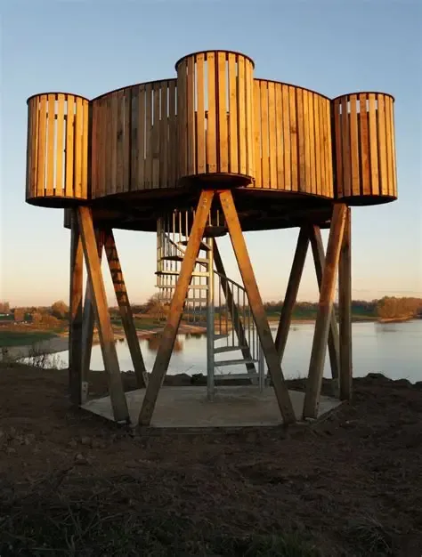 Panorama Fibula in de Loowaard bij Loo – een uitkijkpunt van kunstenaar Heidi Linck, geïnspireerd op een Romeinse fibula (speld) die hier werd gevonden.