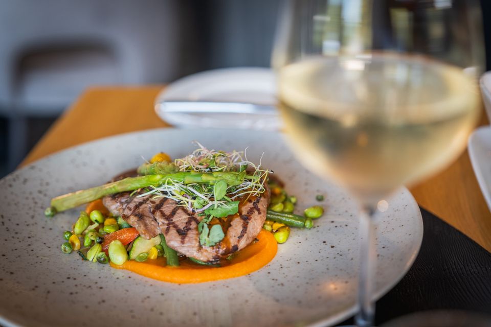 Gerecht met wijn bij Restaurant Hotel Asteria
