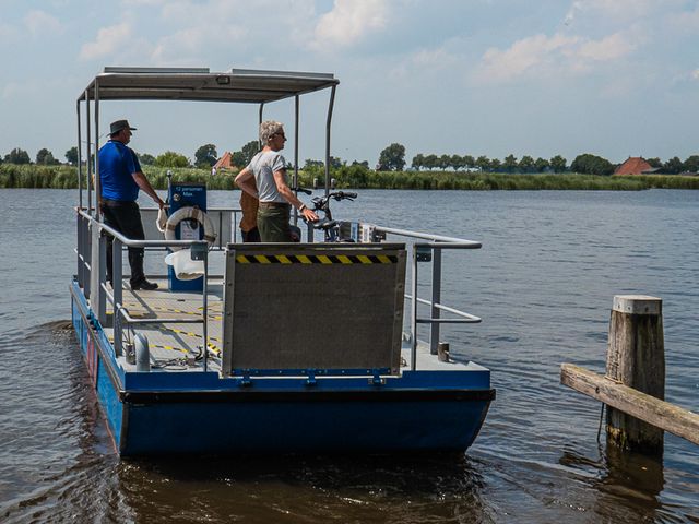 Het pontje gaat over de Grons