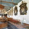 Interieur kerk Hegebeintum met rouwborden.