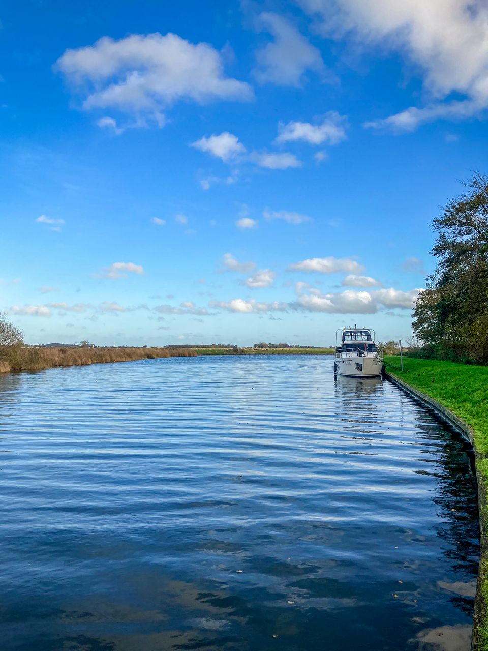 Een bood aangemeerd in de Rakken
