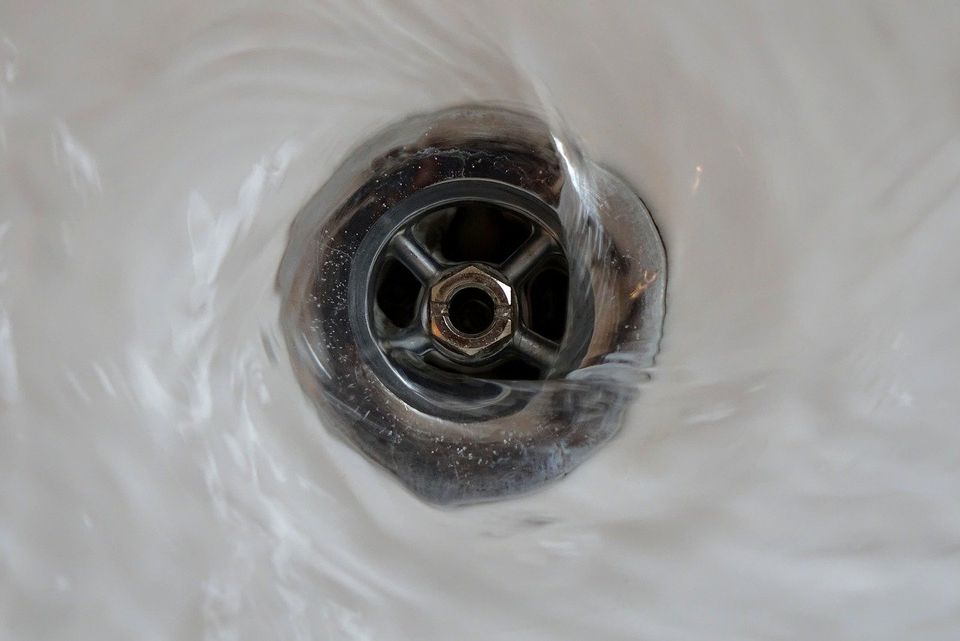 Foto van een gootsteen waar water doorheen spoelt.