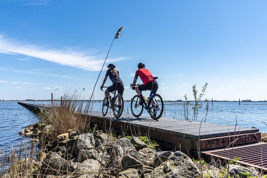 Ruimte, vrijheid en verrassend veel (nieuwe) natuur; wielrennen in Flevoland is duidelijk anders. Ontdek 10 nieuwe Flevolandse wielrenroutes.