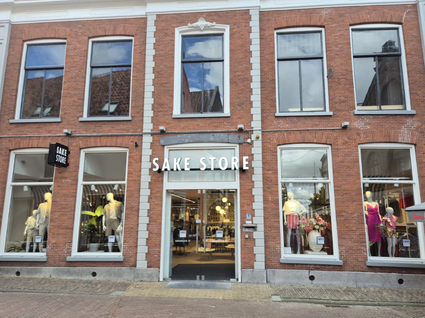 Voorzijde van het pand van Sake Store in Sneek.