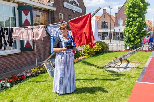 Een vrouw in Volendamse klederdracht