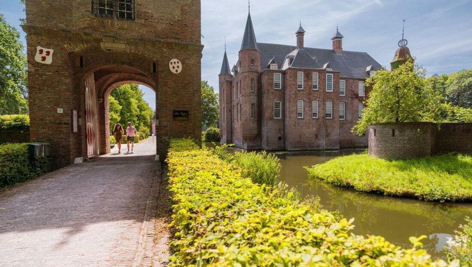 Entreepoort Slot Zuylen met bezoekers