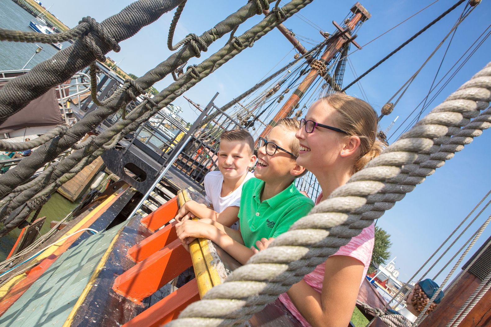 Kinderen op een boot.