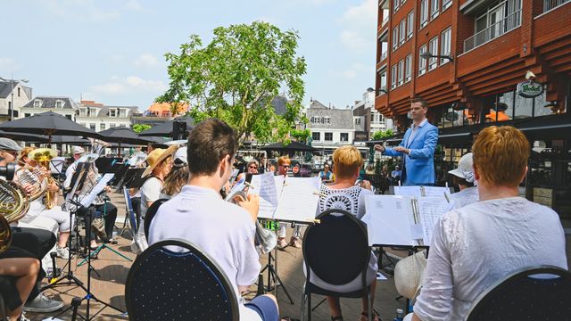 Een maestro die zijn orkest leid bij de Alphense maestro battle 2023.