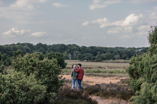 Een stel wandelt door door de Drentse natuur en geniet van het uitzicht.