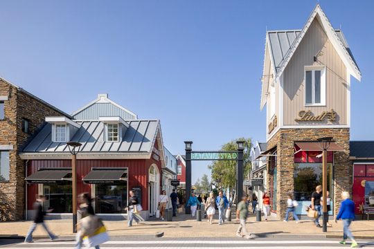 Trubel und gesellige Stimmung am Eingang des Batavia Stad Fashion Outlet