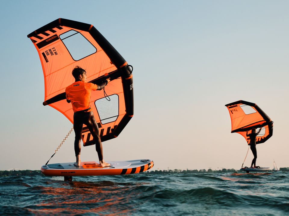 Wingfoilen op het water