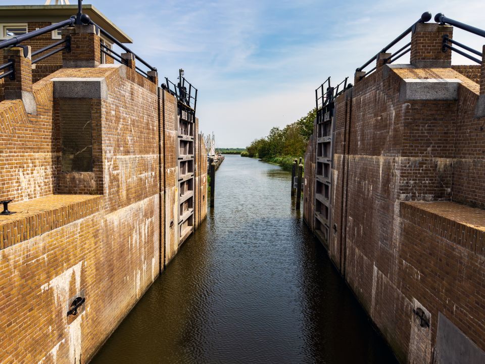 De sluis en het gemaal van Iezumasyl
