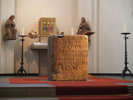 Romeinse Mars Camulus steen als katholiek altaar in de St. Willibrordkerk van Rindern.