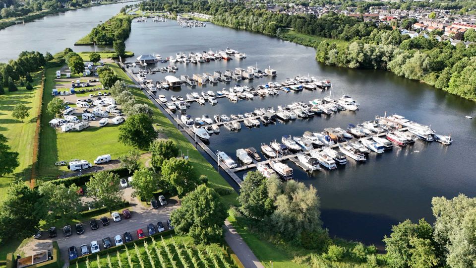 Luchtbeeld van Maastricht Marina, prachtig gelegen tussen de Maas en de Pietersplas.
