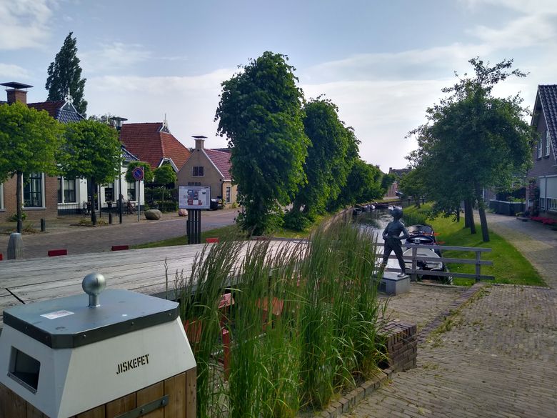 De Broekophâlder aan het water, bij pleintafel it Wâlhout