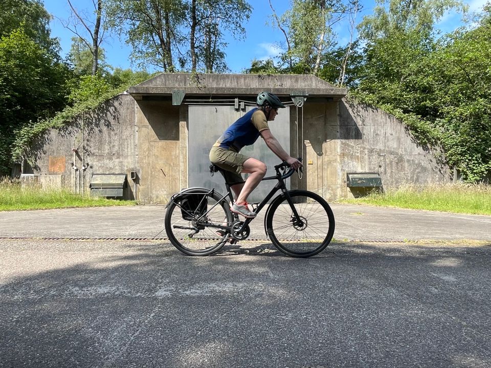 Fietsen langs een opslagdepot op Vliegbasis Soesterberg