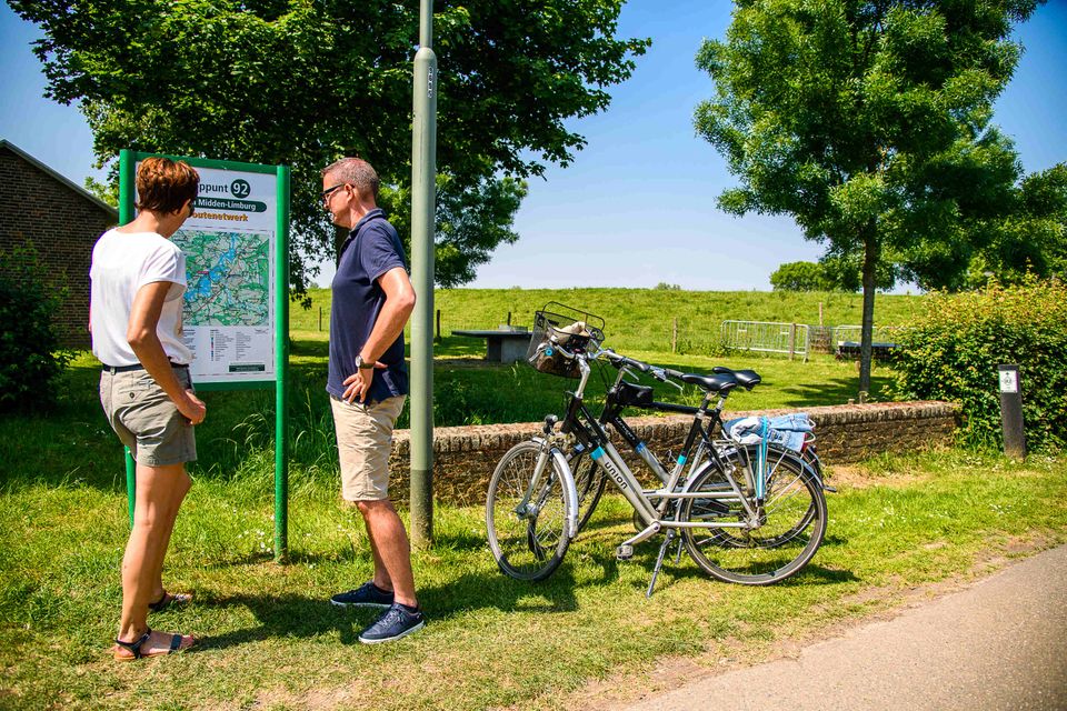 Roermond buitengebied fietsen twee personen bord met route