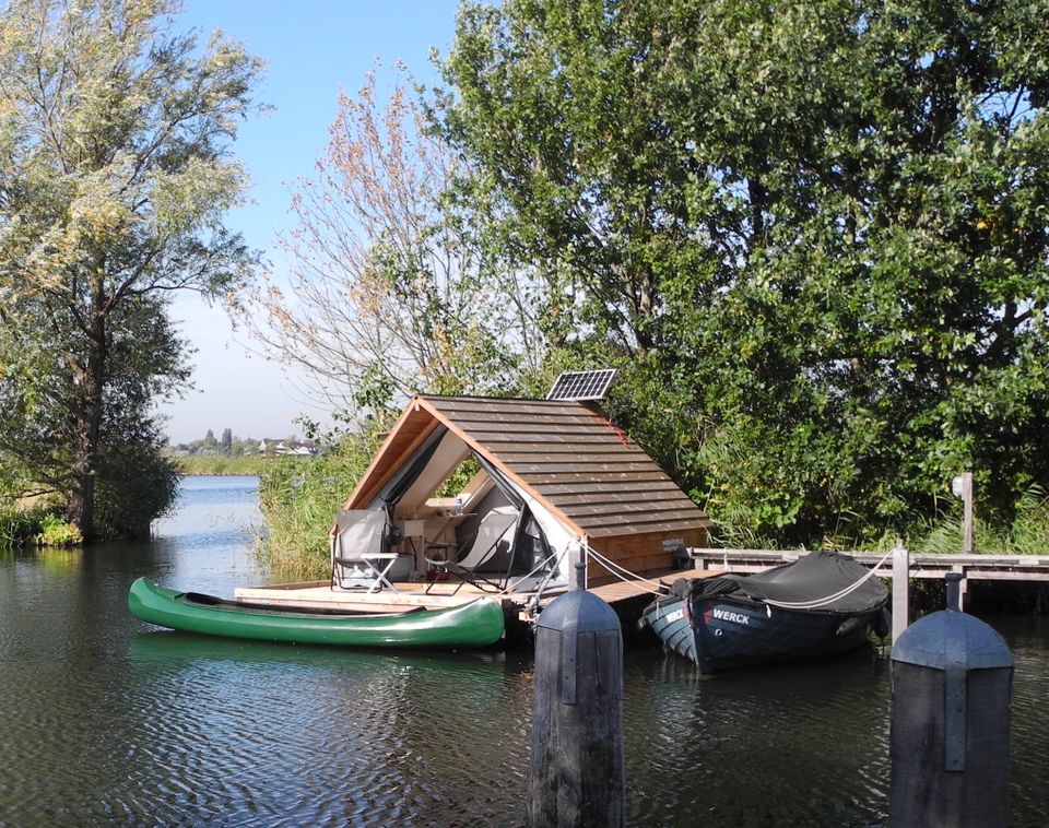 Drijfhuisje op het water