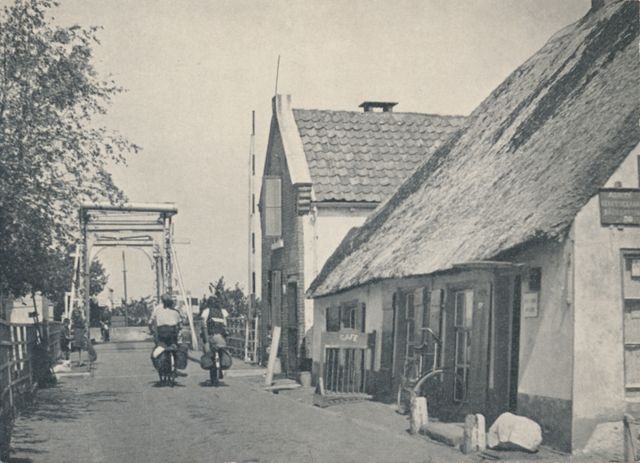 Foto in zwart wit, twee fietsende mensen in Baarn
