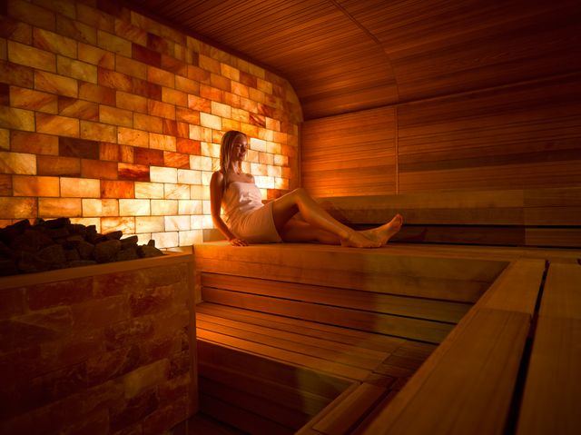 Een vrouw ligt in de Sauna van Thermen Soesterberg