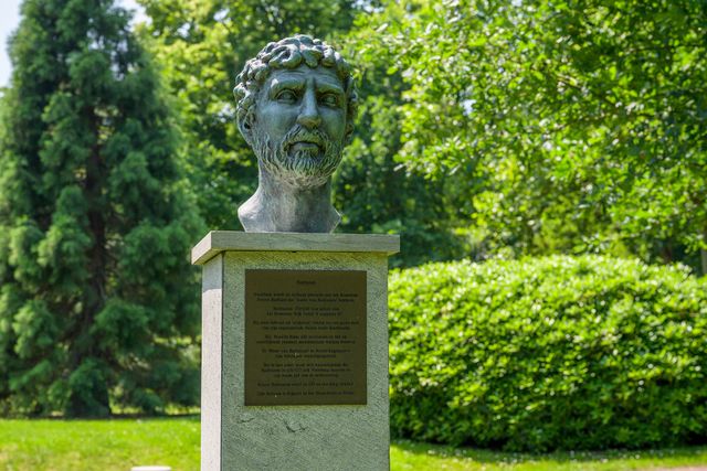 Keizer Hadrianus in Park Arentsburgh