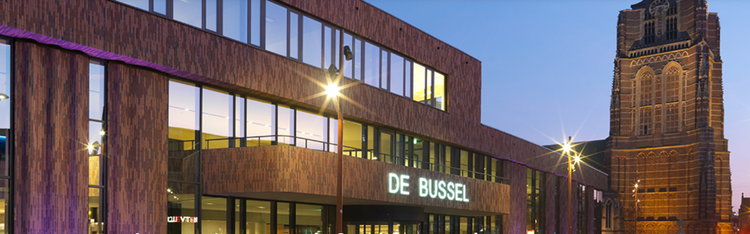 Het prachtige Theater de Bussel in de avond
