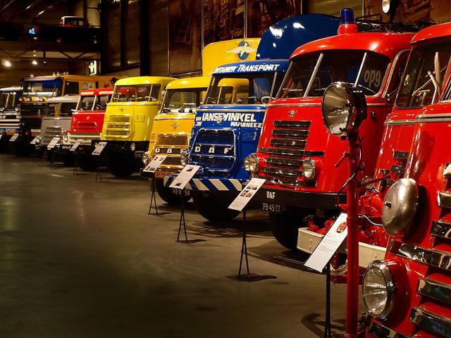 Oude vrachtwagens in het DAF Museum in Eindhoven