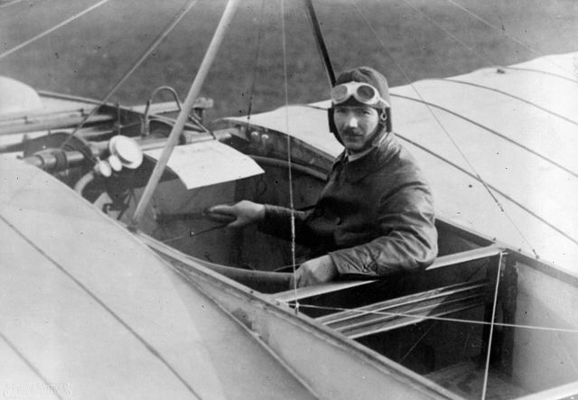 Henri Bakker in zijn eerste toestel in 1910.