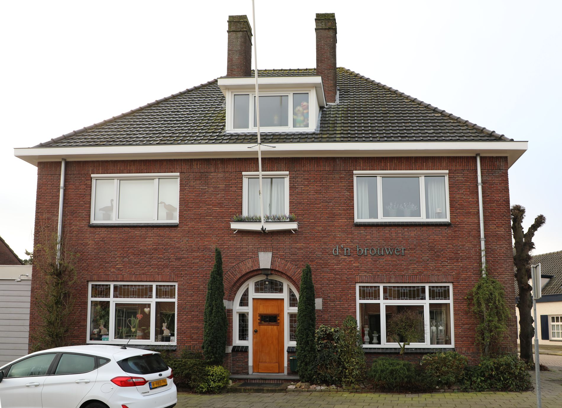 groot roodstenen huis in jaren 30 stijl
