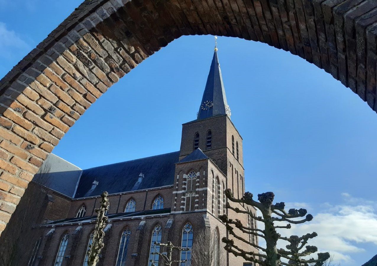 Willibrorduskerk met boog