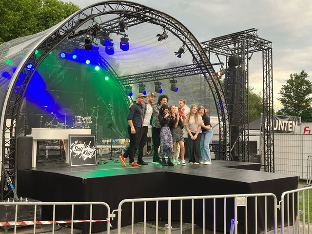 Podium met artiesen van Ameezing Vught op het Lidwinaveld