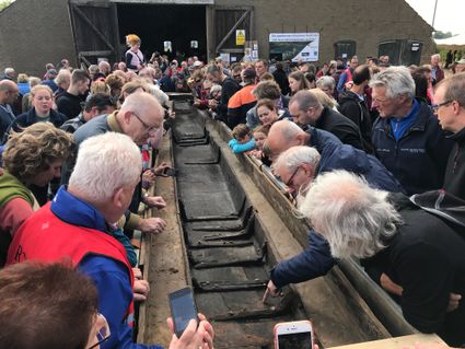 Onthulling van de inmiddels voorzichtig uitgegraven boomstamkano in 2019.