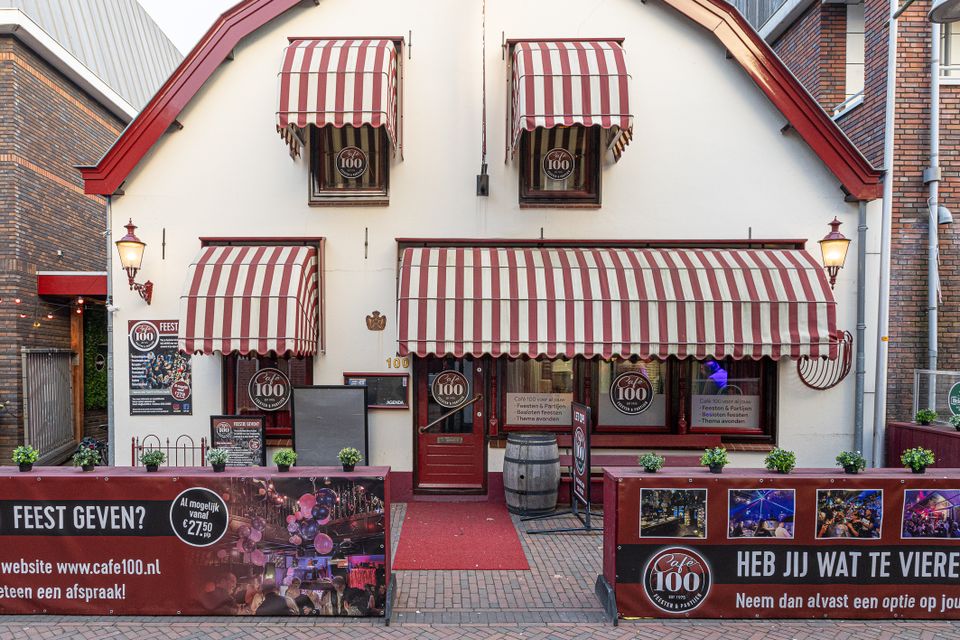 Vooraanzicht Café 100