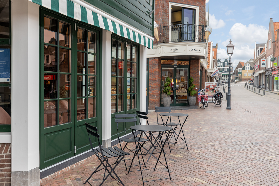 Zeestraat in Volendam vanaf het terras van Romy's Kitchen.