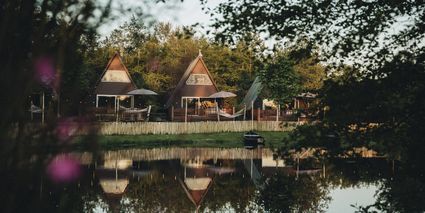 Cosy A-frame huisje voor vier of zes personen. Luxe en comfort ineen! Gelegen aan de pingo met uniek uitzicht op het water. Sommige met hottub te boeken.