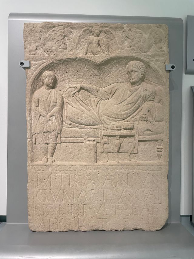 Originele altaarsteen voor Marcus Traianius Gumattius in het Valkhof Museum