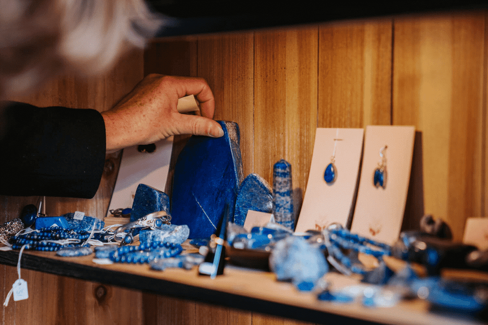 Op zoek naar en edelsteen? In dit schattige winkeltje heb je heel veel keuze