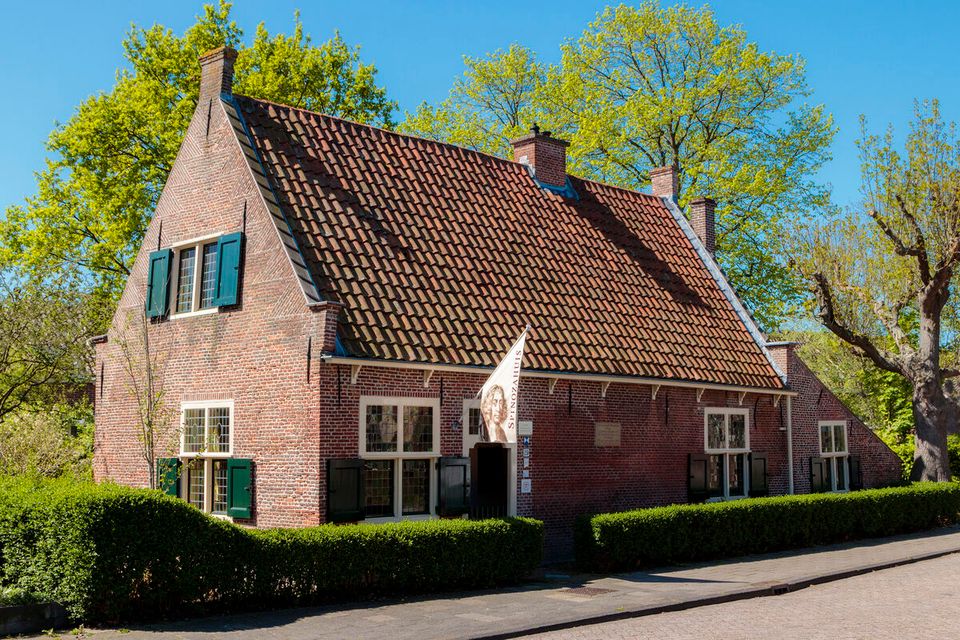 Vooraanzicht van het Spinozahuis in Rijnsburg