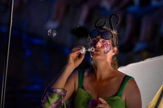 Gondelvaart in de Luts tijdens de feestweek in Balk met meerdere versierde gondels.