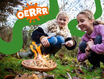 Kinderen buiten bij een klein vuurtje