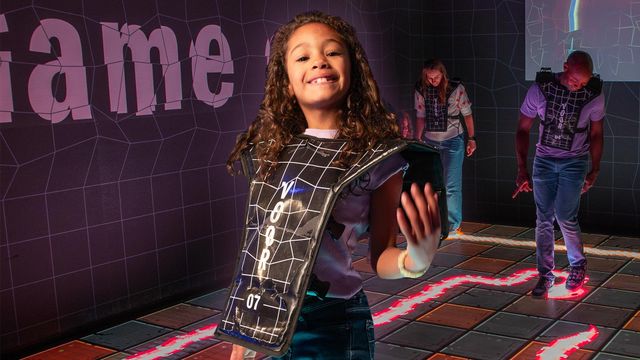 Familie speelt interactieve game in het Mediamuseum