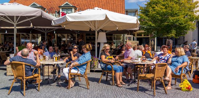 Burg Wijnenstraat braderie 2018 - zonnig terras vol met mensen
