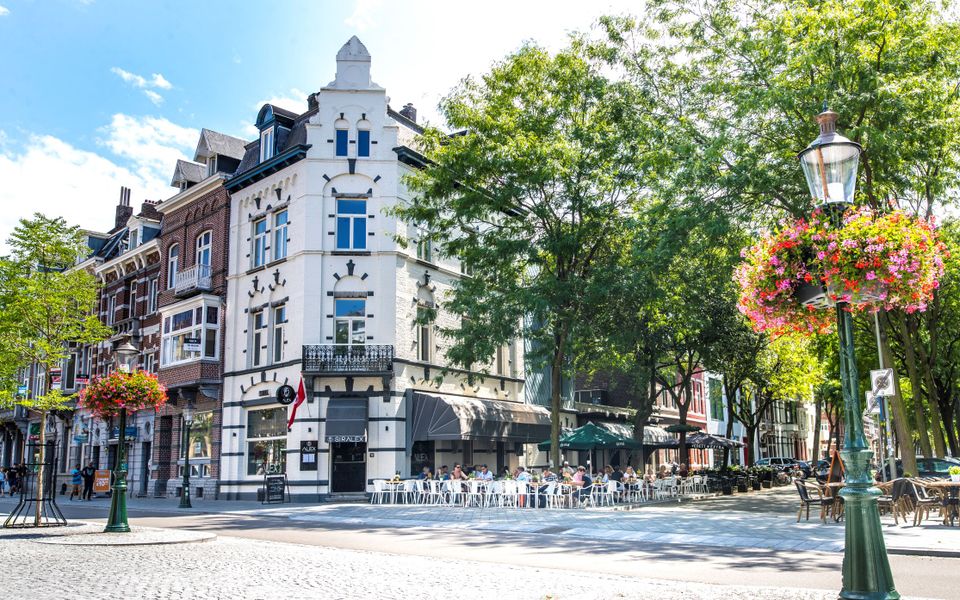 Alex Wyck buiten terras bomen stationsstraat